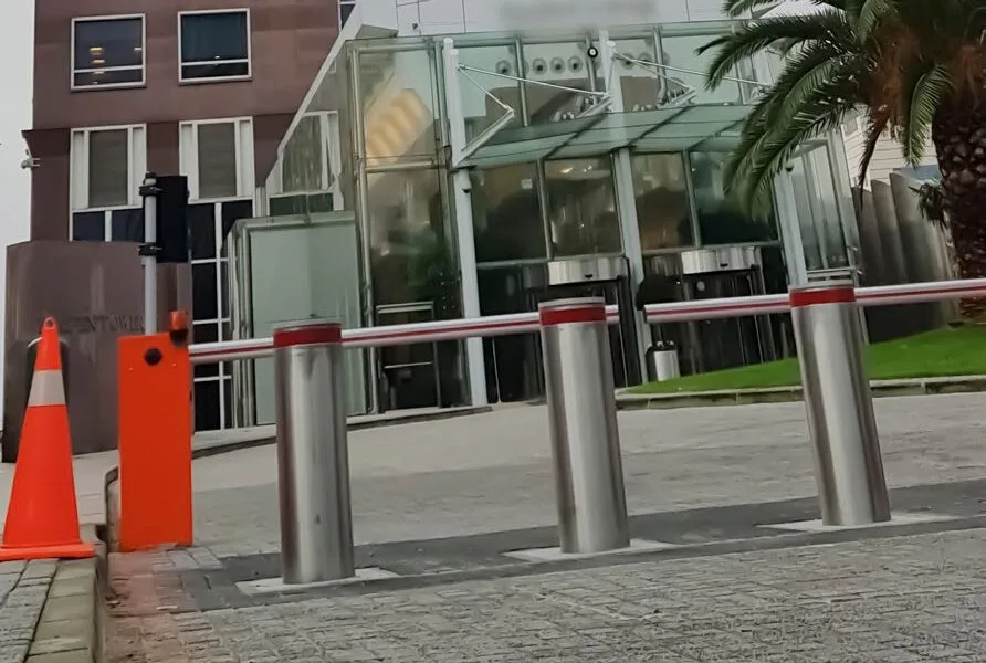 Potopni stebrički ob vhodu na parkirišče