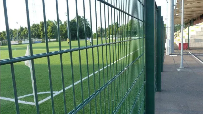 2D panelna ograja v zeleni barvi ob igrišču