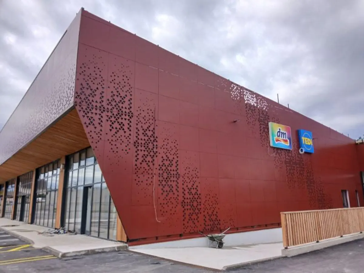 Rdeča perforirana fasada trgovskega centra