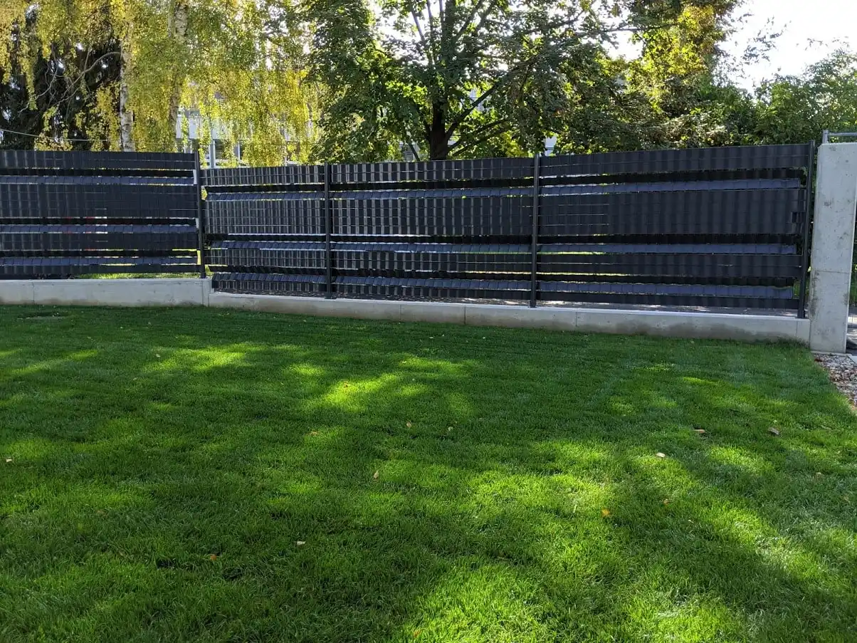 Montaža trakov v panelno ograjo