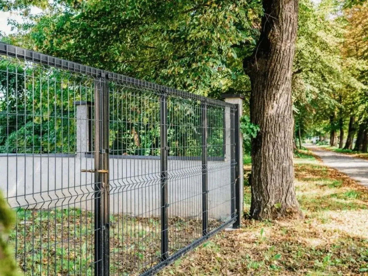 Postavljena panelna ograja ob vrtu